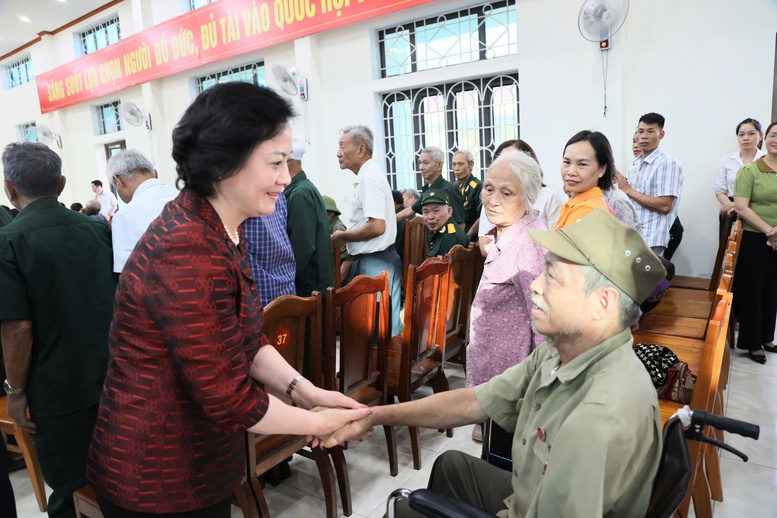 Phó Thủ tướng Phạm Thị Thanh Trà thăm, tặng quà gia đình chính sách, công nhân và hộ nghèo tại Lào Cai- Ảnh 12.