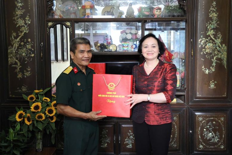 Phó Thủ tướng Phạm Thị Thanh Trà thăm, tặng quà gia đình chính sách, công nhân và hộ nghèo tại Lào Cai- Ảnh 1.