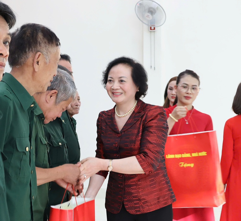 Phó Thủ tướng Phạm Thị Thanh Trà thăm, tặng quà gia đình chính sách, công nhân và hộ nghèo tại Lào Cai- Ảnh 7.