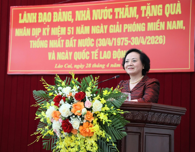 Phó Thủ tướng Phạm Thị Thanh Trà thăm, tặng quà gia đình chính sách, công nhân và hộ nghèo tại Lào Cai- Ảnh 13.