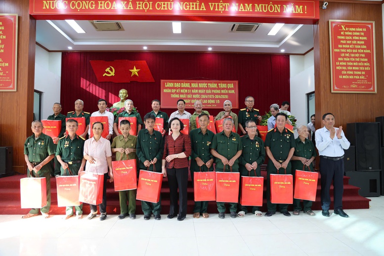 Phó Thủ tướng Phạm Thị Thanh Trà thăm, tặng quà gia đình chính sách, công nhân và hộ nghèo tại Lào Cai- Ảnh 9.