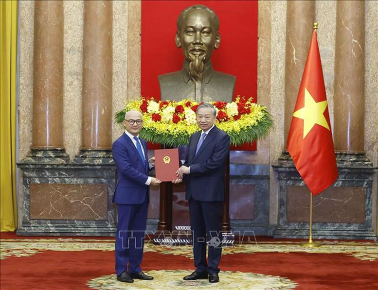 Tổng Bí thư, Chủ tịch nước Tô Lâm trao quyết định bổ nhiệm 5 Đại sứ Việt Nam tại nước ngoài- Ảnh 2.