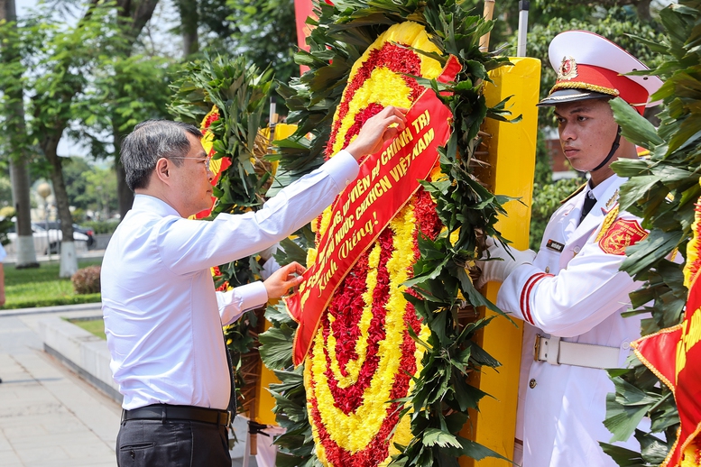 Thủ tướng Lê Minh Hưng dâng hương tưởng niệm các Anh hùng liệt sĩ; tri ân người có công tại Hải Phòng- Ảnh 1.