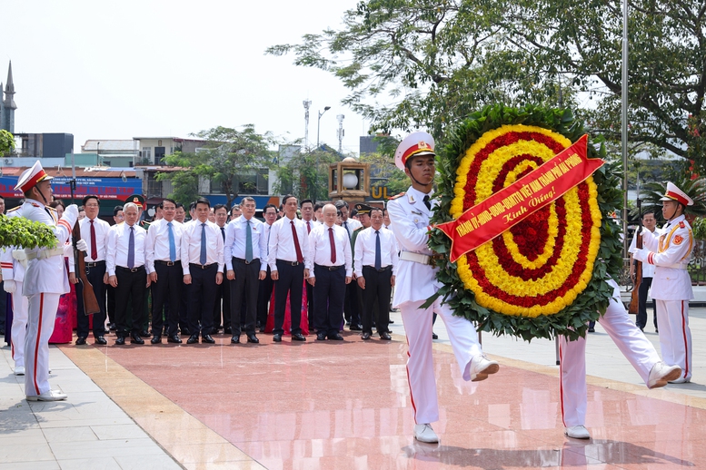 Thủ tướng Lê Minh Hưng dâng hương tưởng niệm các Anh hùng liệt sĩ; tri ân người có công tại Hải Phòng- Ảnh 2.