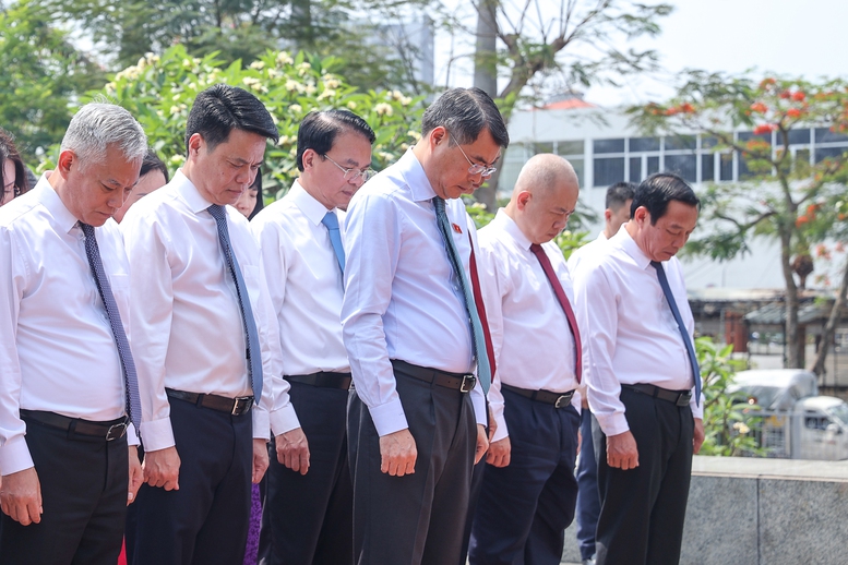 Thủ tướng Lê Minh Hưng dâng hương tưởng niệm các Anh hùng liệt sĩ; tri ân người có công tại Hải Phòng- Ảnh 3.