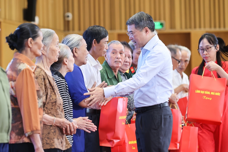 Thủ tướng Lê Minh Hưng dâng hương tưởng niệm các Anh hùng liệt sĩ; tri ân người có công tại Hải Phòng- Ảnh 7.