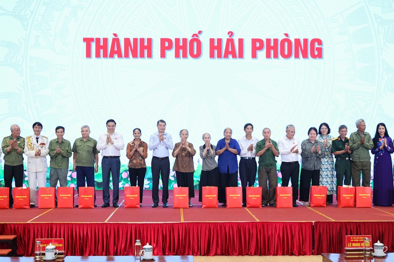 Thủ tướng Lê Minh Hưng dâng hương tưởng niệm các Anh hùng liệt sĩ; tri ân người có công tại Hải Phòng- Ảnh 8.