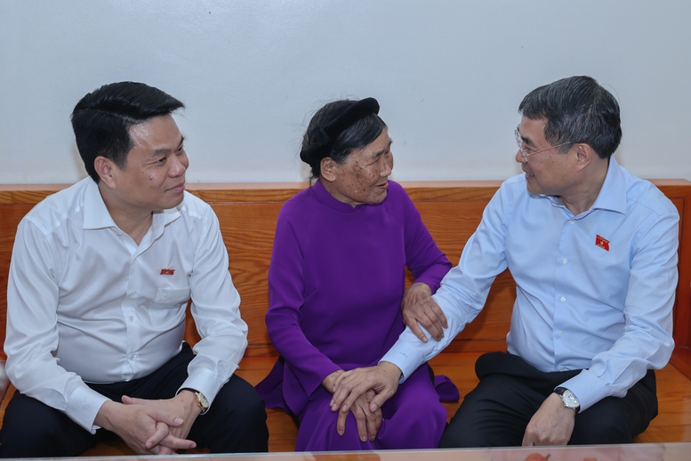 Thủ tướng Lê Minh Hưng dâng hương tưởng niệm các Anh hùng liệt sĩ; tri ân người có công tại Hải Phòng- Ảnh 6.