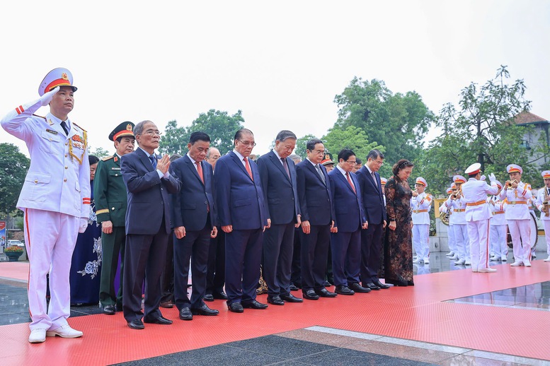 Lãnh đạo Đảng, Nhà nước vào Lăng viếng Chủ tịch Hồ Chí Minh nhân kỷ niệm 51 năm Ngày giải phóng miền Nam, thống nhất đất nước- Ảnh 6.