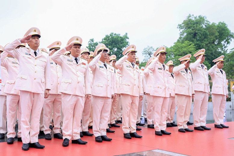 Lãnh đạo Đảng, Nhà nước vào Lăng viếng Chủ tịch Hồ Chí Minh nhân kỷ niệm 51 năm Ngày giải phóng miền Nam, thống nhất đất nước- Ảnh 8.
