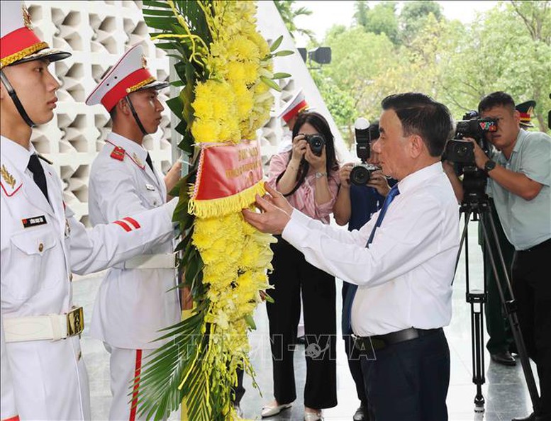 Thường trực Ban Bí thư dâng hương, tưởng niệm các anh hùng, liệt sĩ tại tỉnh Điện Biên- Ảnh 3.