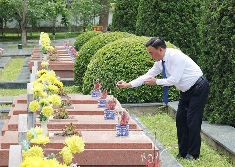 Thường trực Ban Bí thư dâng hương, tưởng niệm các anh hùng, liệt sĩ tại tỉnh Điện Biên- Ảnh 4.