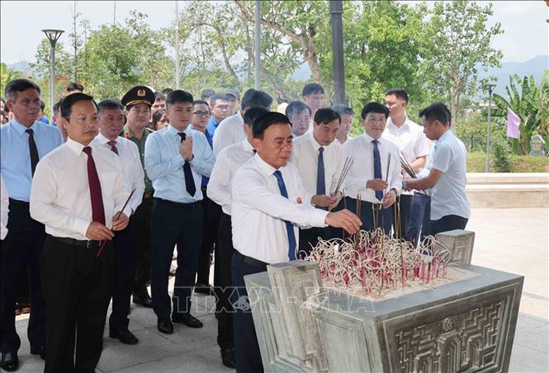 Thường trực Ban Bí thư dâng hương, tưởng niệm các anh hùng, liệt sĩ tại tỉnh Điện Biên- Ảnh 2.