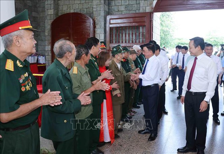 Thường trực Ban Bí thư dâng hương, tưởng niệm các anh hùng, liệt sĩ tại tỉnh Điện Biên- Ảnh 5.