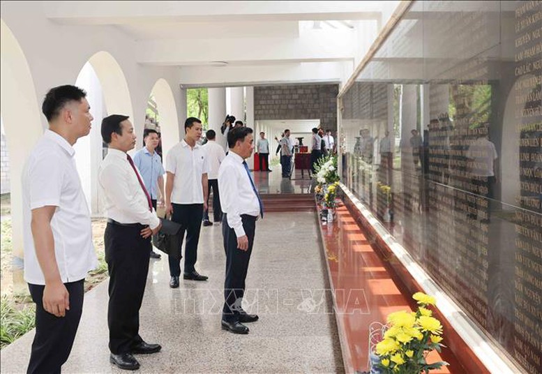 Thường trực Ban Bí thư dâng hương, tưởng niệm các anh hùng, liệt sĩ tại tỉnh Điện Biên- Ảnh 6.