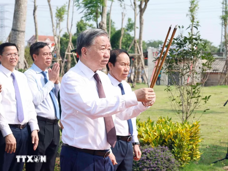 Tổng Bí thư, Chủ tịch nước Tô Lâm dâng hương tưởng niệm Đại tướng Võ Nguyên Giáp- Ảnh 4.