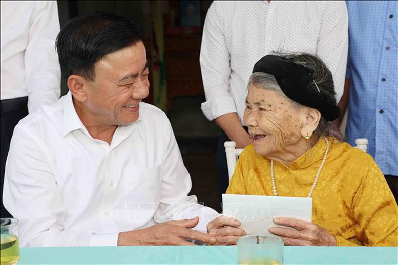 Thường trực Ban Bí thư dâng hương tưởng niệm Chủ tịch Hồ Chí Minh tại Nghệ An- Ảnh 3.