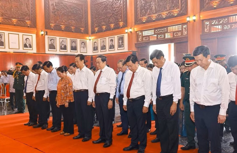 Chủ tịch Quốc hội dâng hương tưởng niệm anh hùng liệt sĩ, trao quà cho người có công tại An Giang- Ảnh 1.