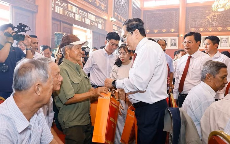 Chủ tịch Quốc hội dâng hương tưởng niệm anh hùng liệt sĩ, trao quà cho người có công tại An Giang