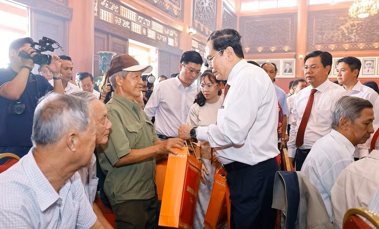 Chủ tịch Quốc hội dâng hương tưởng niệm anh hùng liệt sĩ, trao quà cho người có công tại An Giang- Ảnh 2.