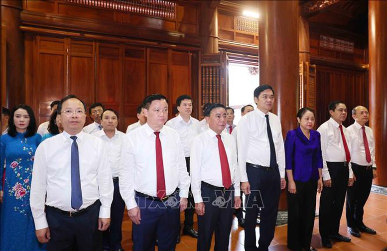 Thường trực Ban Bí thư dâng hương tưởng niệm Chủ tịch Hồ Chí Minh tại Nghệ An- Ảnh 2.