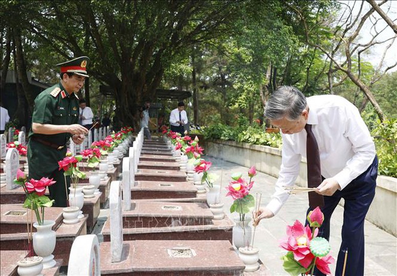 Tổng Bí thư, Chủ tịch nước Tô Lâm dâng hương tưởng niệm Đại tướng Võ Nguyên Giáp- Ảnh 9.