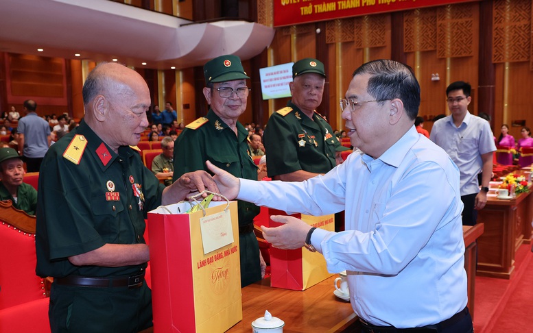 Phó Thủ tướng Thường trực Phạm Gia Túc thăm, tặng quà người có công, công nhân, người lao động tỉnh Quảng Ninh- Ảnh 3.