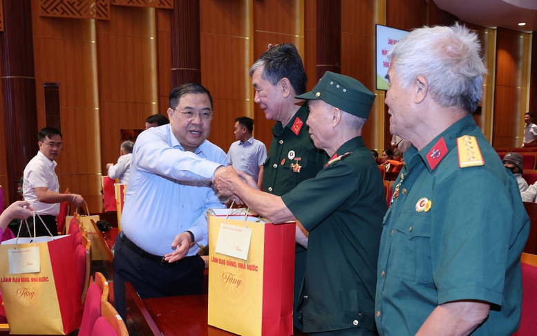 Phó Thủ tướng Thường trực Phạm Gia Túc thăm, tặng quà người có công, công nhân, người lao động tỉnh Quảng Ninh- Ảnh 4.