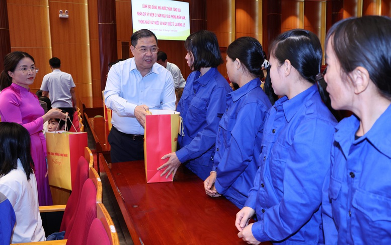 Phó Thủ tướng Thường trực Phạm Gia Túc thăm, tặng quà người có công, công nhân, người lao động tỉnh Quảng Ninh- Ảnh 5.