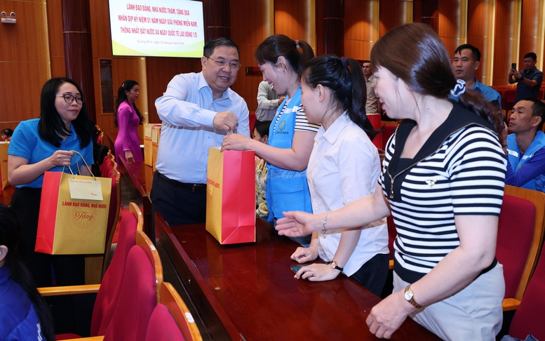 Phó Thủ tướng Thường trực Phạm Gia Túc thăm, tặng quà người có công, công nhân, người lao động tỉnh Quảng Ninh- Ảnh 6.