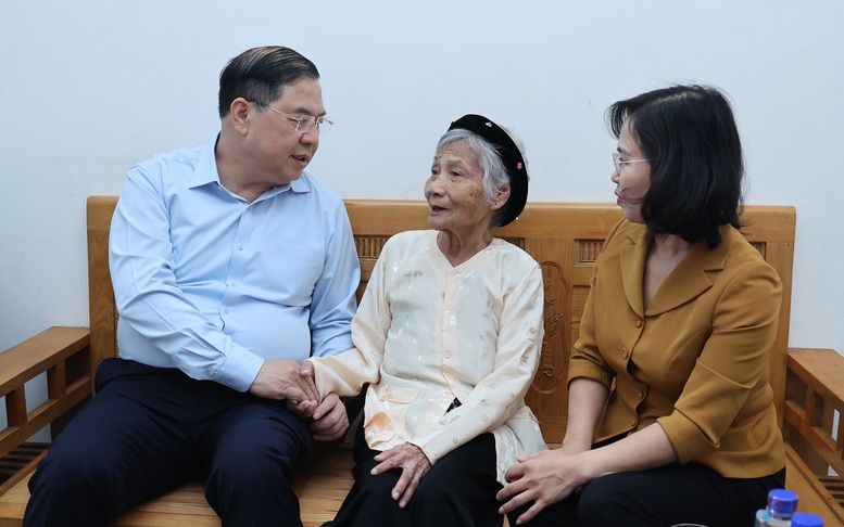 Phó Thủ tướng Thường trực Phạm Gia Túc thăm, tặng quà người có công, công nhân, người lao động tỉnh Quảng Ninh- Ảnh 7.