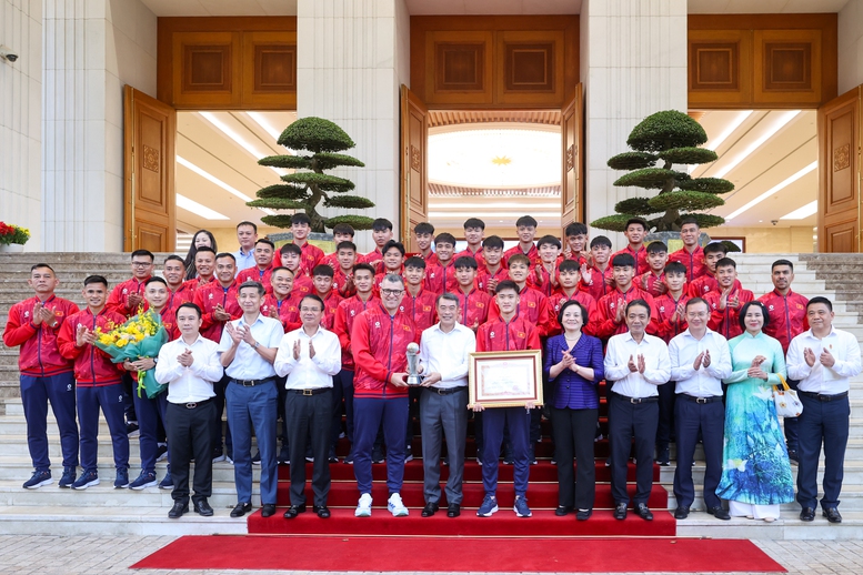 Thủ tướng gặp mặt, chúc mừng đội tuyển bóng đá nam U17 quốc gia Việt Nam- Ảnh 1.
