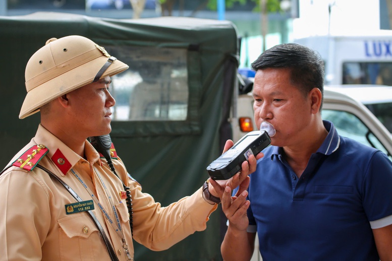 Ngày đầu nghỉ lễ 30/4: Hơn 2.000 trường hợp vi phạm nồng độ cồn- Ảnh 1.