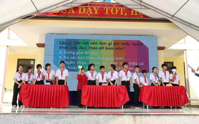 Tuyên truyền phòng tránh bom mìn cho gần 1.000 học sinh, hỗ trợ sinh kế nạn nhân tại Quảng Trị