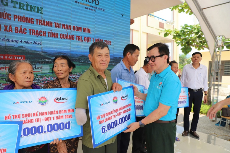 Tuyên truyền phòng tránh bom mìn cho gần 1.000 học sinh, hỗ trợ sinh kế nạn nhân tại Quảng Trị- Ảnh 1.