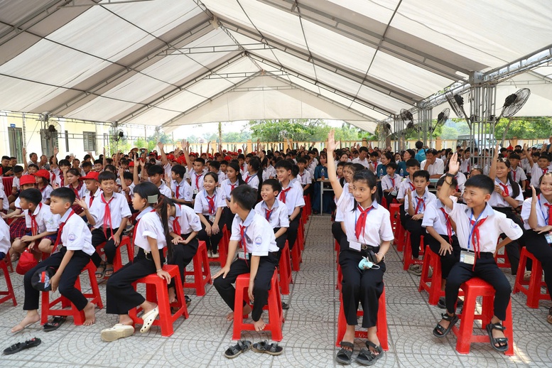 Tuyên truyền phòng tránh bom mìn cho gần 1.000 học sinh, hỗ trợ sinh kế nạn nhân tại Quảng Trị- Ảnh 3.