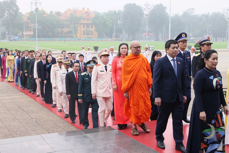 Đại biểu Quốc hội khóa XVI vào Lăng viếng Chủ tịch Hồ Chí Minh trước giờ khai mạc kỳ họp thứ nhất- Ảnh 4.