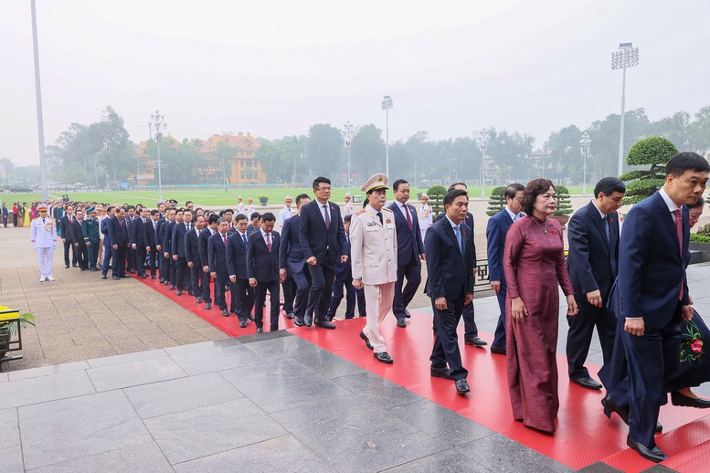 Đại biểu Quốc hội khóa XVI vào Lăng viếng Chủ tịch Hồ Chí Minh trước giờ khai mạc kỳ họp thứ nhất- Ảnh 3.