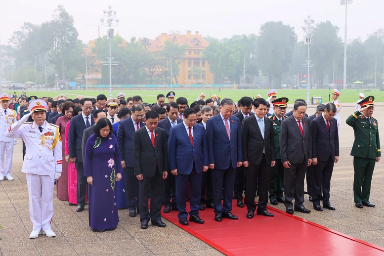 Đại biểu Quốc hội khóa XVI vào Lăng viếng Chủ tịch Hồ Chí Minh trước giờ khai mạc kỳ họp thứ nhất- Ảnh 2.