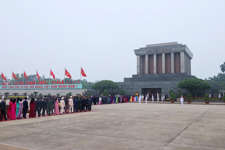 Đại biểu Quốc hội khóa XVI vào Lăng viếng Chủ tịch Hồ Chí Minh trước giờ khai mạc kỳ họp thứ nhất- Ảnh 5.