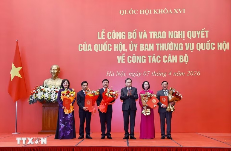 Chủ tịch Quốc hội Trần Thanh Mẫn trao quyết định cho các Phó Chủ tịch Quốc hội khóa XVI- Ảnh 1.