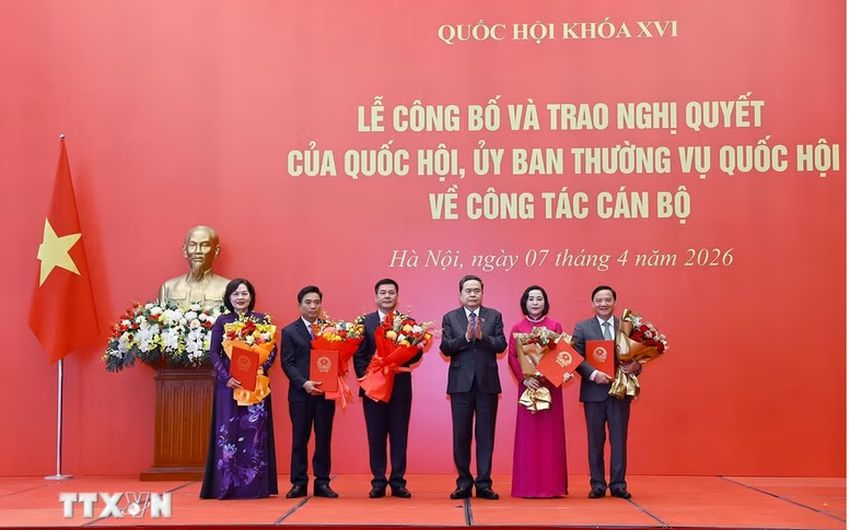 Chủ tịch Quốc hội Trần Thanh Mẫn trao quyết định cho các Phó Chủ tịch Quốc hội khóa XVI