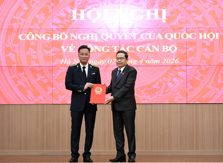 Chủ tịch Quốc hội trao Nghị quyết của Quốc hội bầu Tổng Kiểm toán Nhà nước- Ảnh 1.