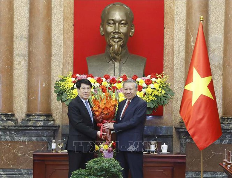 Bàn giao công tác giữa Tổng Bí thư, Chủ tịch nước Tô Lâm và nguyên Chủ tịch nước Lương Cường- Ảnh 3. Bàn giao công tác giữa Tổng Bí thư, Chủ tịch nước Tô Lâm và nguyên Chủ tịch nước Lương Cường- Ảnh 3.