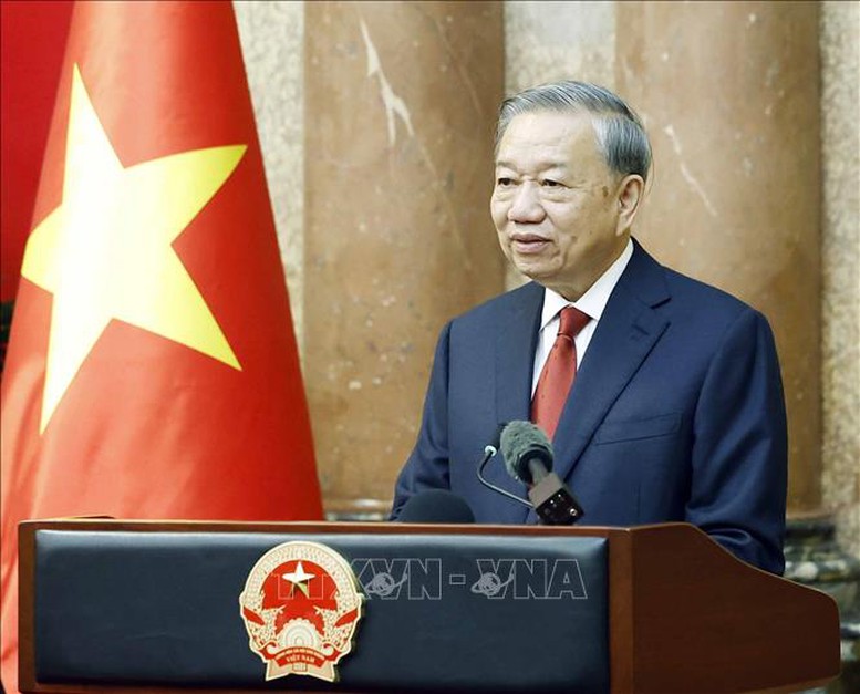 Bàn giao công tác giữa Tổng Bí thư, Chủ tịch nước Tô Lâm và nguyên Chủ tịch nước Lương Cường- Ảnh 4. Bàn giao công tác giữa Tổng Bí thư, Chủ tịch nước Tô Lâm và nguyên Chủ tịch nước Lương Cường- Ảnh 4.