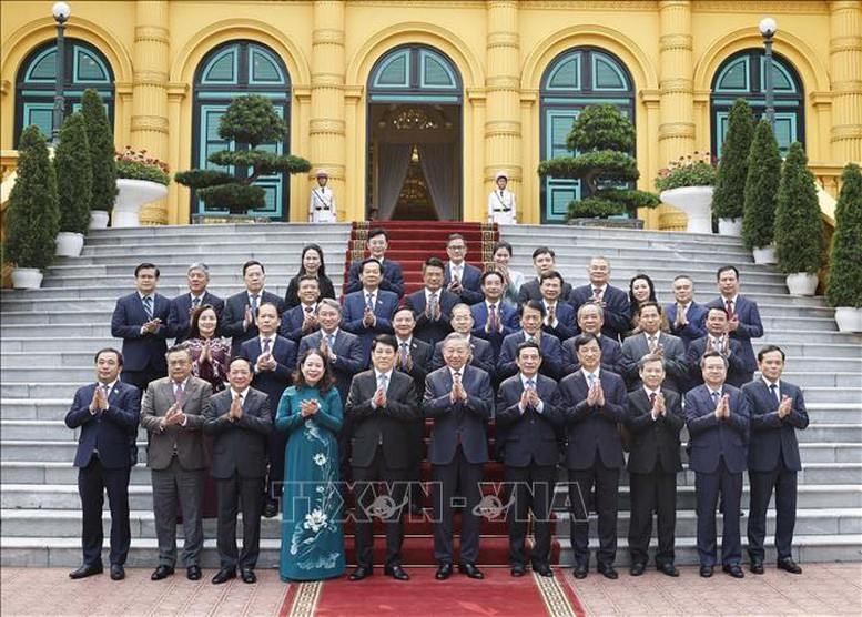 Bàn giao công tác giữa Tổng Bí thư, Chủ tịch nước Tô Lâm và nguyên Chủ tịch nước Lương Cường- Ảnh 5. Bàn giao công tác giữa Tổng Bí thư, Chủ tịch nước Tô Lâm và nguyên Chủ tịch nước Lương Cường- Ảnh 5.