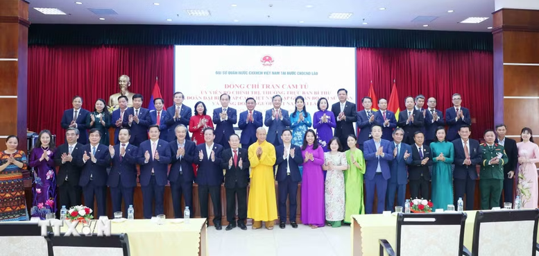 Thường trực Ban Bí thư Trần Cẩm Tú gặp gỡ cộng đồng người Việt tại Lào- Ảnh 3.