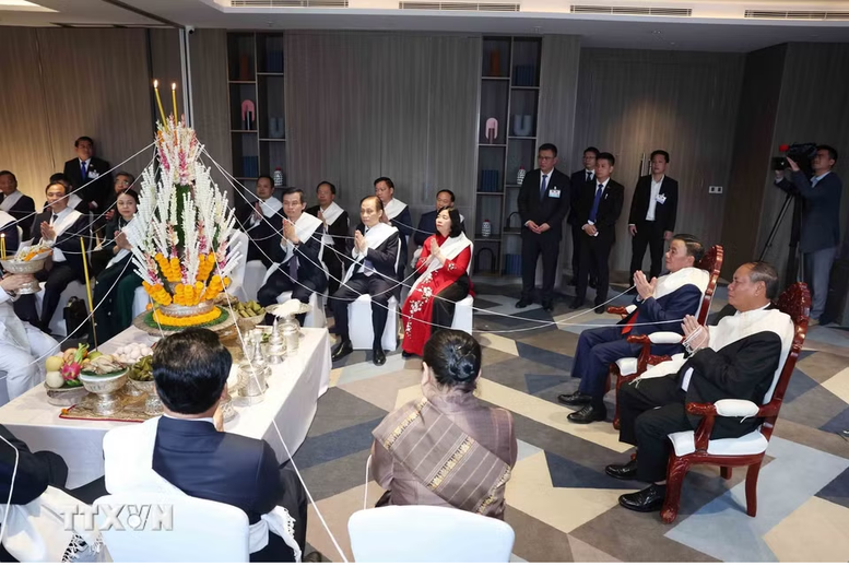 Thường trực Ban Bí thư Trần Cẩm Tú gặp gỡ cộng đồng người Việt tại Lào- Ảnh 4.