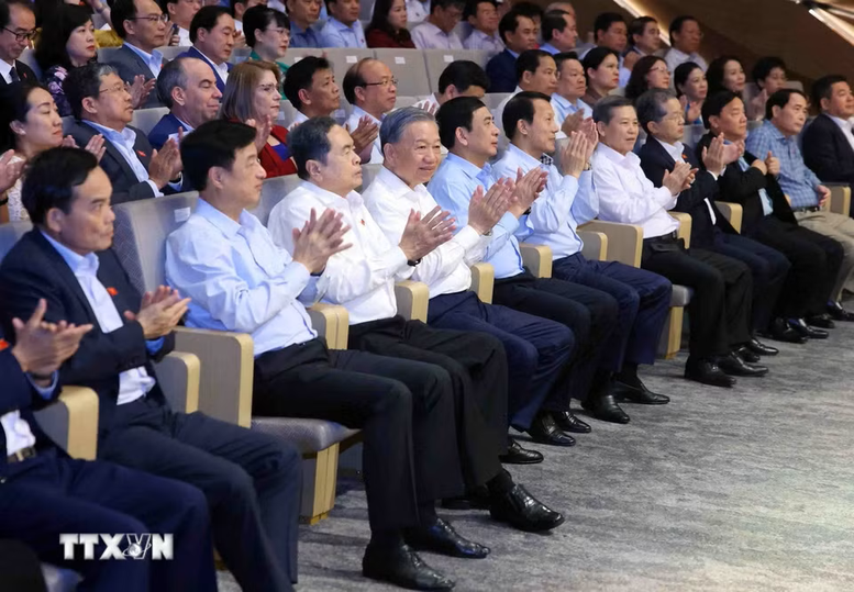 Tổng Bí thư, Chủ tịch nước Tô Lâm dự Chương trình nghệ thuật 'Tổ quốc trong tim'- Ảnh 3.