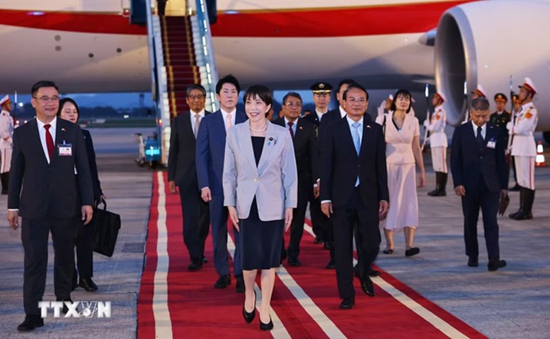 Thủ tướng Nhật Bản Takaichi Sanae đến Hà Nội, bắt đầu thăm chính thức Việt Nam- Ảnh 2.